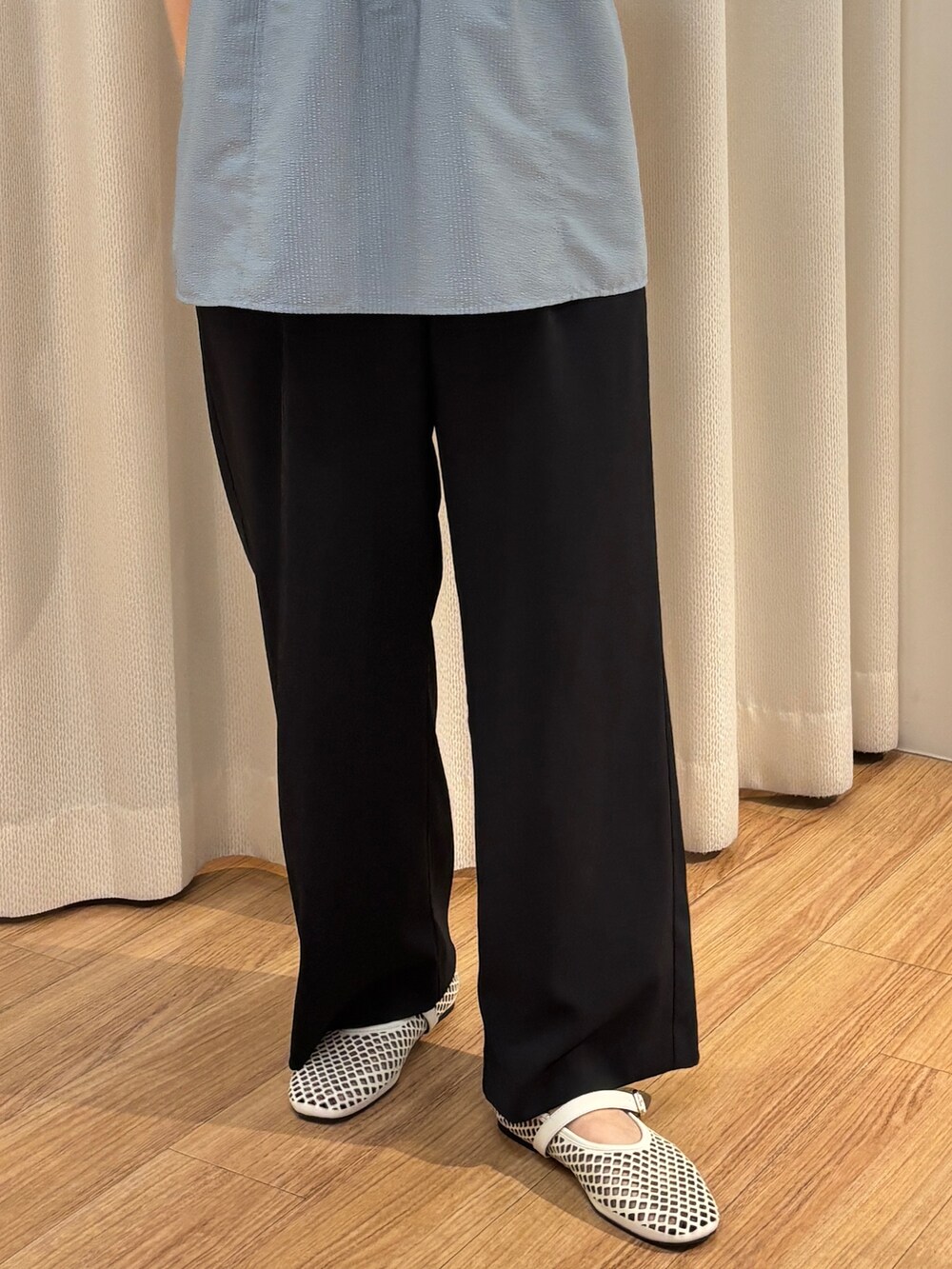 ブルー系のTシャツ/カットソー、ブラック系のその他パンツを着用したレディースの春コーディネートの3枚目の写真