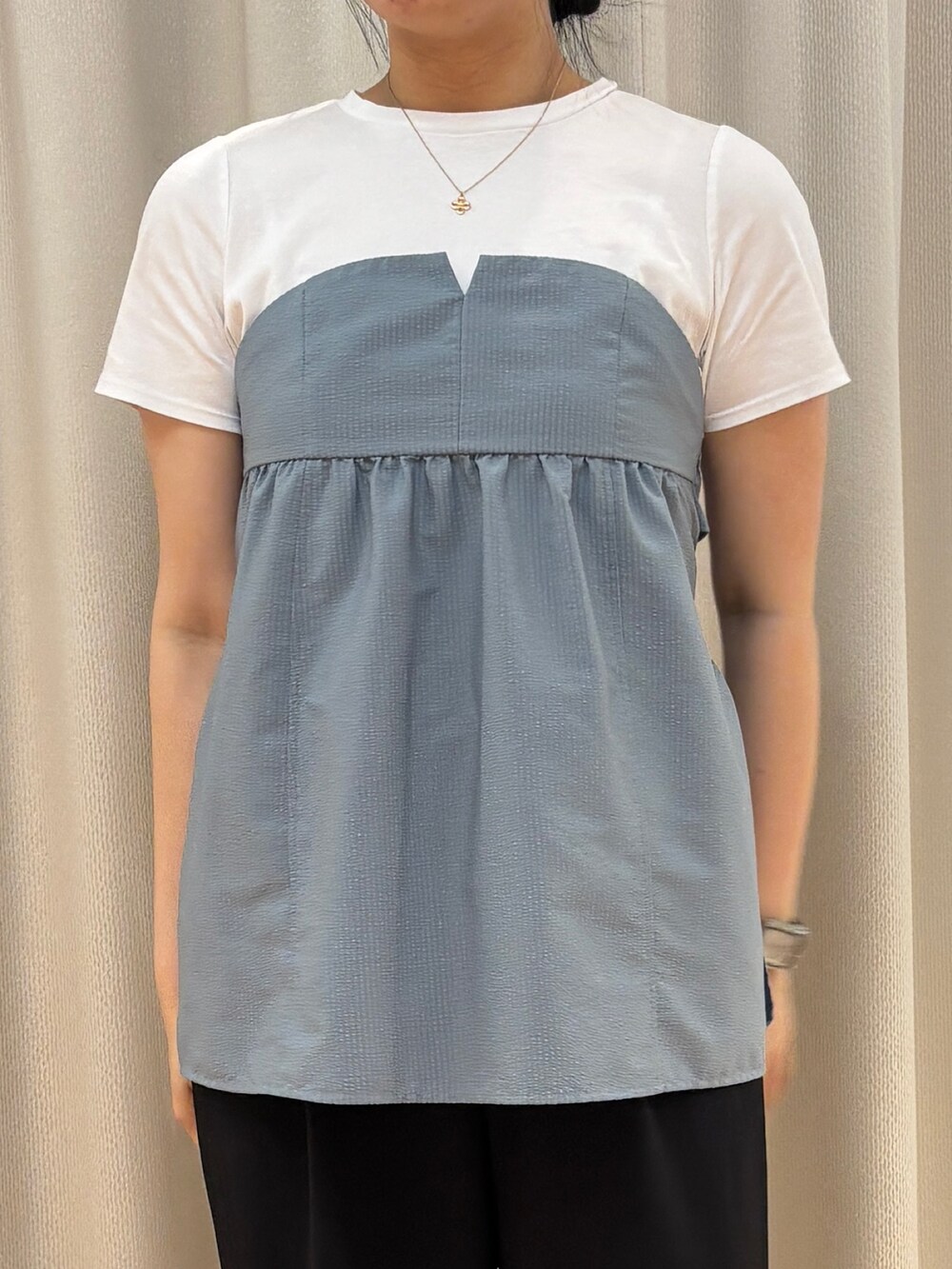 ブルー系のTシャツ/カットソー、ブラック系のその他パンツを着用したレディースの春コーディネートの2枚目の写真