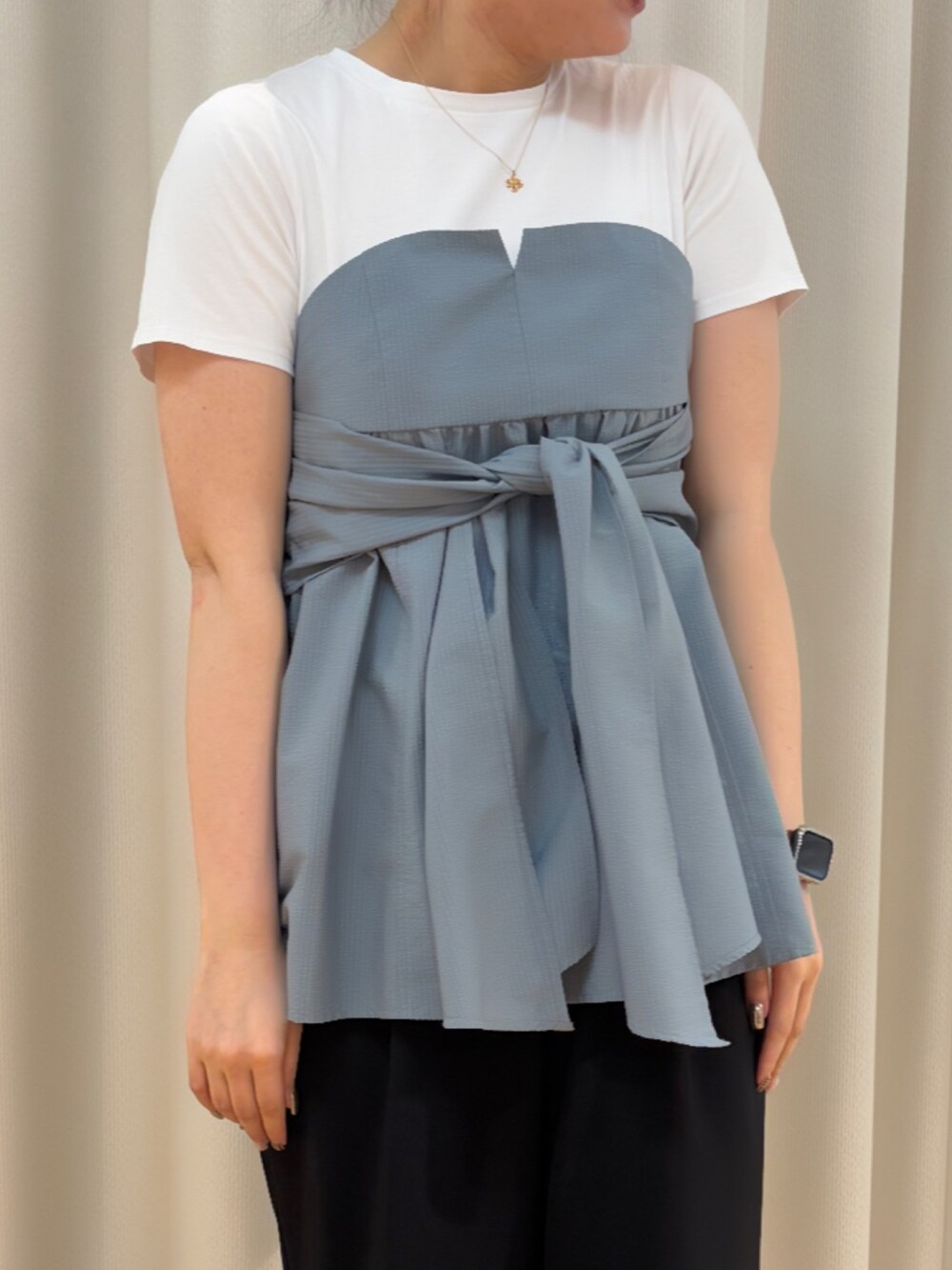 ブルー系のTシャツ/カットソー、ブラック系のその他パンツを着用したレディースの春コーディネートの7枚目の写真