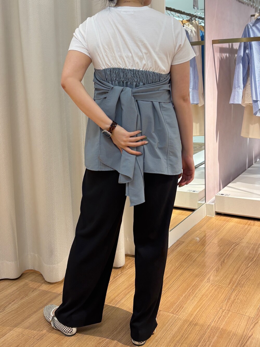 ブルー系のTシャツ/カットソー、ブラック系のその他パンツを着用したレディースの春コーディネートの4枚目の写真