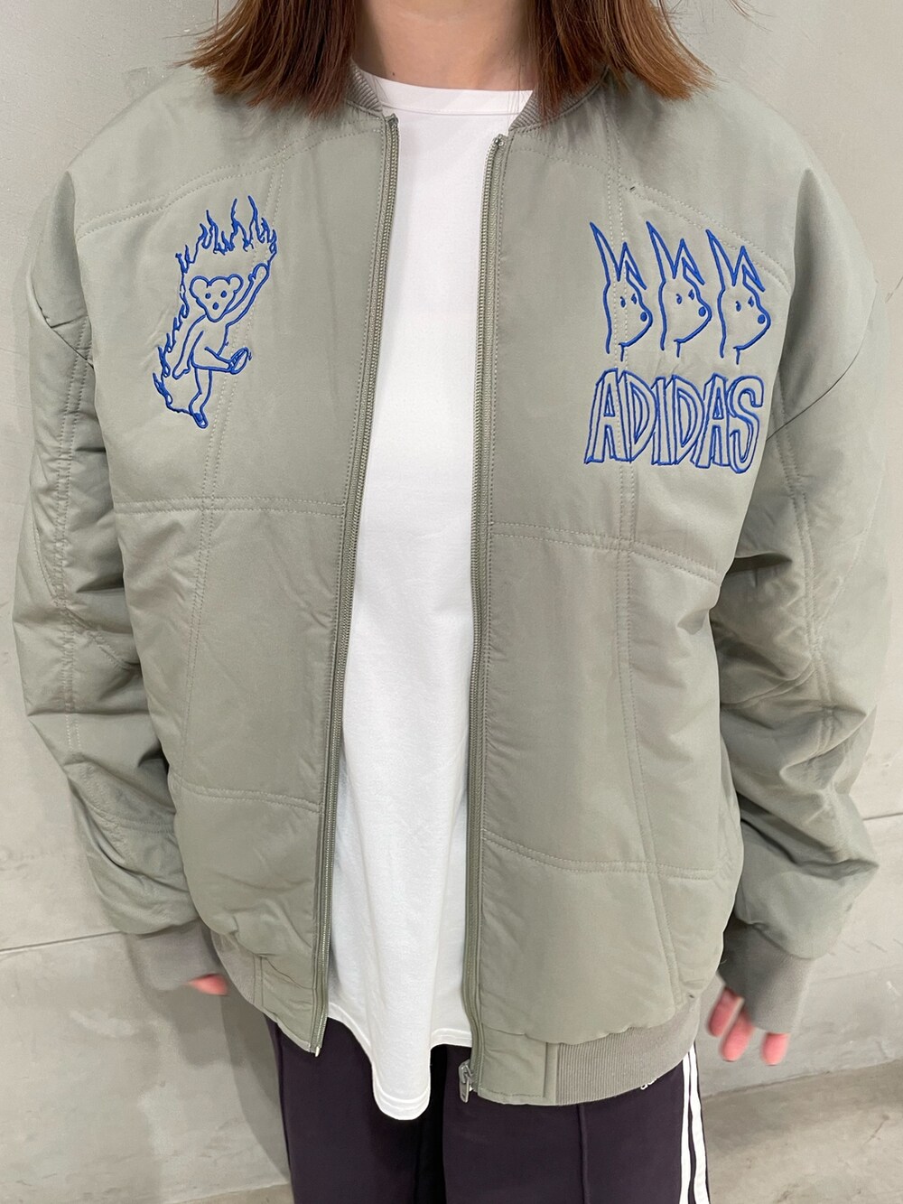 「スウェットパンツ、スニーカー、アウター、adidas、アディダス、adidas originals、アディダスオリジナルス、キルトジャケット、スリーストライプス、ガゼル」｜「adidasのアディカラー カフ ビーニー [Adicolor Cuff Beanie]  / アディダスオリジナルス adidas Originals（ニットキャップ/ビーニー、グリーン系）」を使った、TNさん（レディース・157cm）の冬コーディネートの3枚目の写真