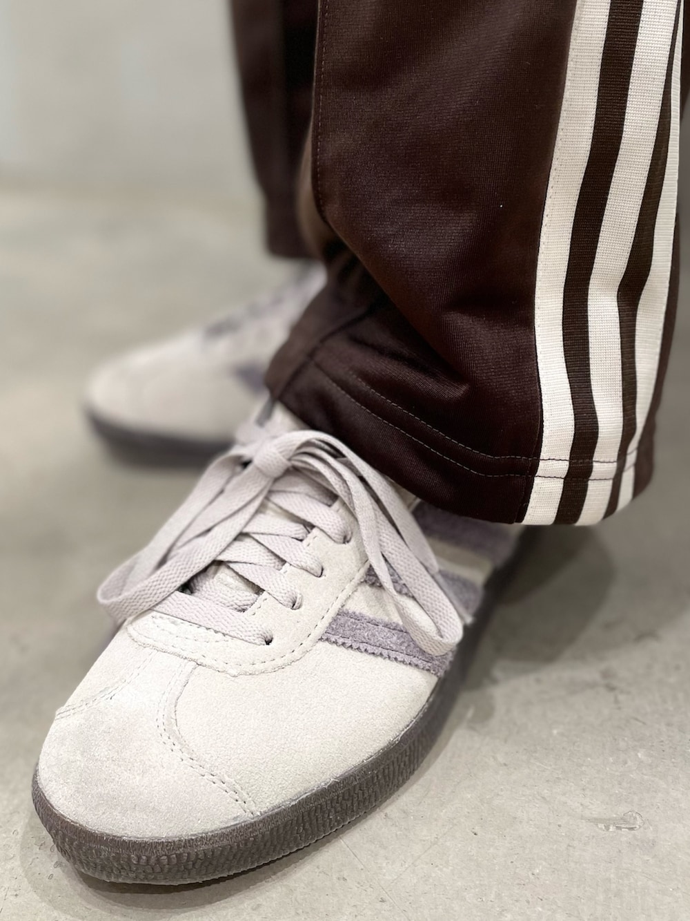 「スニーカー、adidas、ジャージ、アディダス、ポロシャツ、トラックパンツ、adidas originals、アディダスオリジナルス、スリーストライプス、ガゼル」｜「adidasのラグビーポロシャツ（ジェンダーニュートラル）（トップス、ピンク系）」を使った、TNさん（レディース・157cm）の冬コーディネートの6枚目の写真