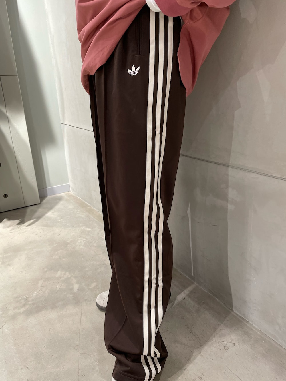 「スニーカー、adidas、ジャージ、アディダス、ポロシャツ、トラックパンツ、adidas originals、アディダスオリジナルス、スリーストライプス、ガゼル」｜「adidasのラグビーポロシャツ（ジェンダーニュートラル）（トップス、ピンク系）」を使った、TNさん（レディース・157cm）の冬コーディネートの5枚目の写真