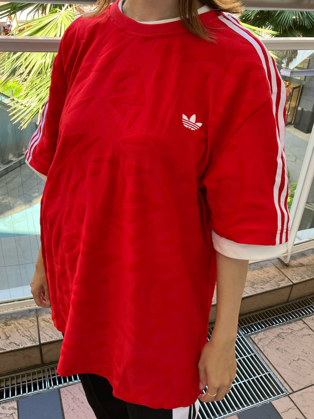 「Tシャツ、adidas、ジャージ、アディダス、トラックパンツ、adidas originals、アディダスオリジナルス、半袖Ｔシャツ、ジャージー、アディブレイク」｜「adidasのプレミアムジャージー / アディダスオリジナルス adidas Originals（Tシャツ/カットソー、レッド系）」を使った、TNさん（レディース・157cm）の夏コーディネートの2枚目の写真