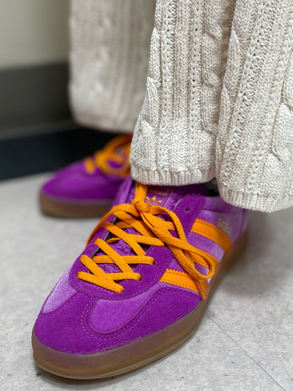 「adidas、アディダス、ベロア、ポロシャツ、ビーニー、ニットパンツ、adidas originals、アディダスオリジナルス、70s、ガゼル」｜「adidasのガゼル インドア / Gazelle Indoor（シューズ、パープル系）」を使った、TNさん（レディース・157cm）の秋コーディネートの5枚目の写真