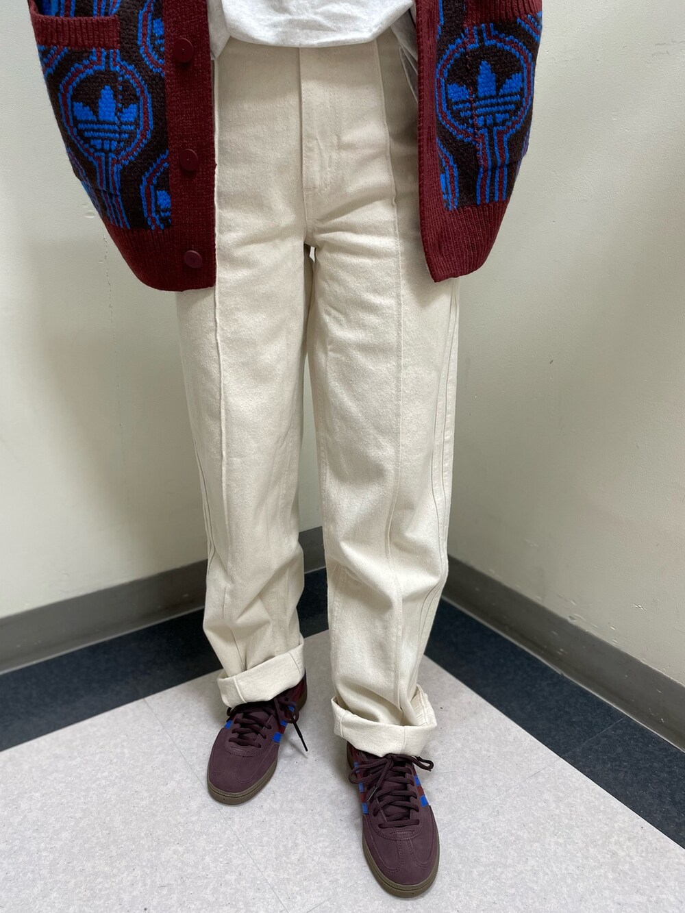 「スニーカー、ニットカーディガン、adidas、アディダス、デニムパンツ、ビーニー、adidas originals、アディダスオリジナルス、70s、ハンドボールスペツィアル」｜「adidasのKNIT CARDIGAN / アディダスオリジナルス adidas Originals（カーディガン/ボレロ、レッド系）」を使った、TNさん（レディース・157cm）の秋コーディネートの2枚目の写真