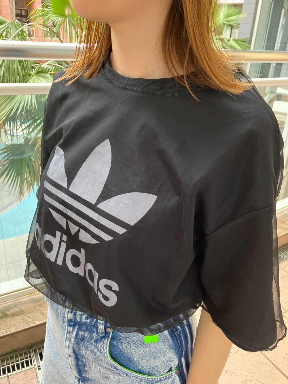 「Tシャツ、adidas、デニムスカート、アディダス、adidas originals、ミュール、アディダスオリジナルス、半袖Ｔシャツ、厚底サンダル、クセニア・シュナイダー」｜「adidasのアディカラー トレフォイル 半袖Tシャツ / アディダスオリジナルス adidas Originals（Tシャツ/カットソー、ブラック系）」を使った、TNさん（レディース・157cm）の春コーディネートの2枚目の写真