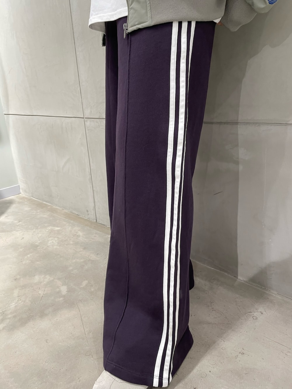 「スウェットパンツ、スニーカー、アウター、adidas、アディダス、adidas originals、アディダスオリジナルス、キルトジャケット、スリーストライプス、ガゼル」｜「adidasのアディカラー カフ ビーニー [Adicolor Cuff Beanie]  / アディダスオリジナルス adidas Originals（ニットキャップ/ビーニー、グリーン系）」を使った、TNさん（レディース・157cm）の冬コーディネートの5枚目の写真