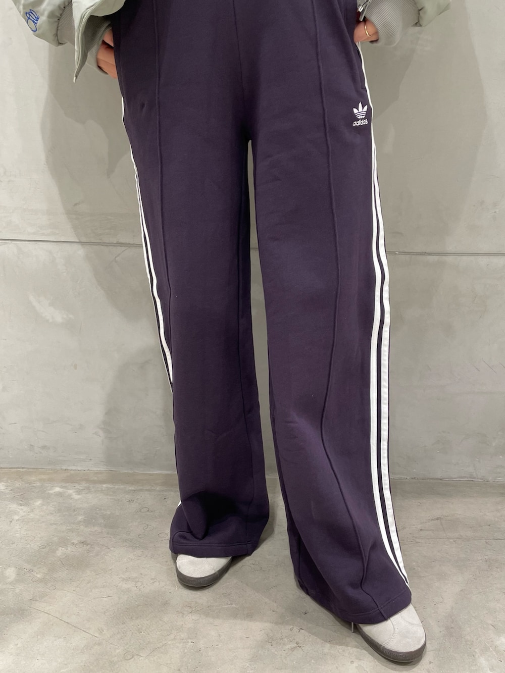 「スウェットパンツ、スニーカー、アウター、adidas、アディダス、adidas originals、アディダスオリジナルス、キルトジャケット、スリーストライプス、ガゼル」｜「adidasのアディカラー カフ ビーニー [Adicolor Cuff Beanie]  / アディダスオリジナルス adidas Originals（ニットキャップ/ビーニー、グリーン系）」を使った、TNさん（レディース・157cm）の冬コーディネートの2枚目の写真