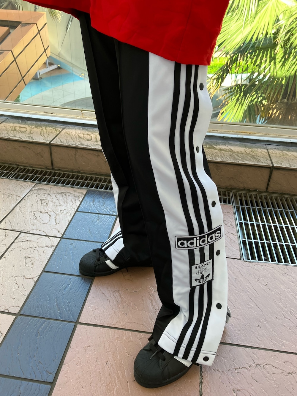「Tシャツ、adidas、ジャージ、アディダス、トラックパンツ、adidas originals、アディダスオリジナルス、半袖Ｔシャツ、ジャージー、アディブレイク」｜「adidasのプレミアムジャージー / アディダスオリジナルス adidas Originals（Tシャツ/カットソー、レッド系）」を使った、TNさん（レディース・157cm）の夏コーディネートの3枚目の写真