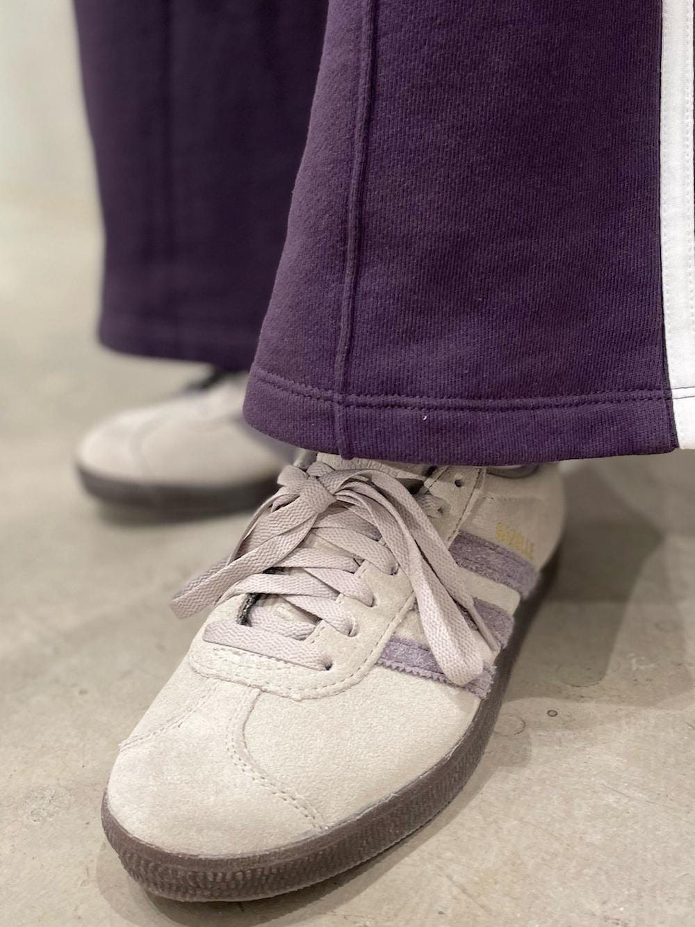 「スウェットパンツ、スニーカー、アウター、adidas、アディダス、adidas originals、アディダスオリジナルス、キルトジャケット、スリーストライプス、ガゼル」｜「adidasのアディカラー カフ ビーニー [Adicolor Cuff Beanie]  / アディダスオリジナルス adidas Originals（ニットキャップ/ビーニー、グリーン系）」を使った、TNさん（レディース・157cm）の冬コーディネートの6枚目の写真