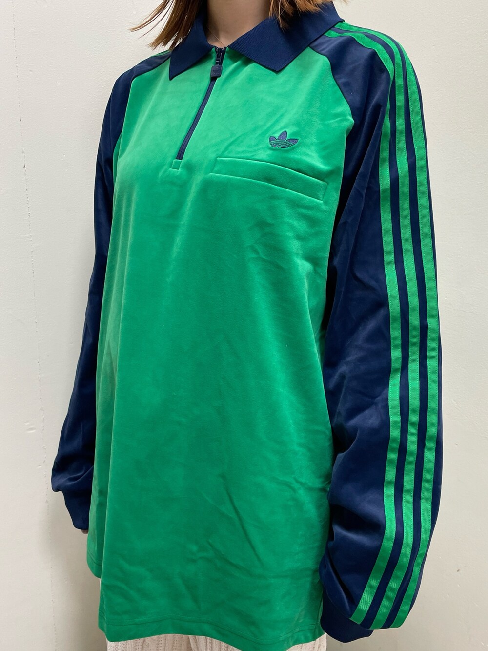 「adidas、アディダス、ベロア、ポロシャツ、ビーニー、ニットパンツ、adidas originals、アディダスオリジナルス、70s、ガゼル」｜「adidasのガゼル インドア / Gazelle Indoor（シューズ、パープル系）」を使った、TNさん（レディース・157cm）の秋コーディネートの3枚目の写真