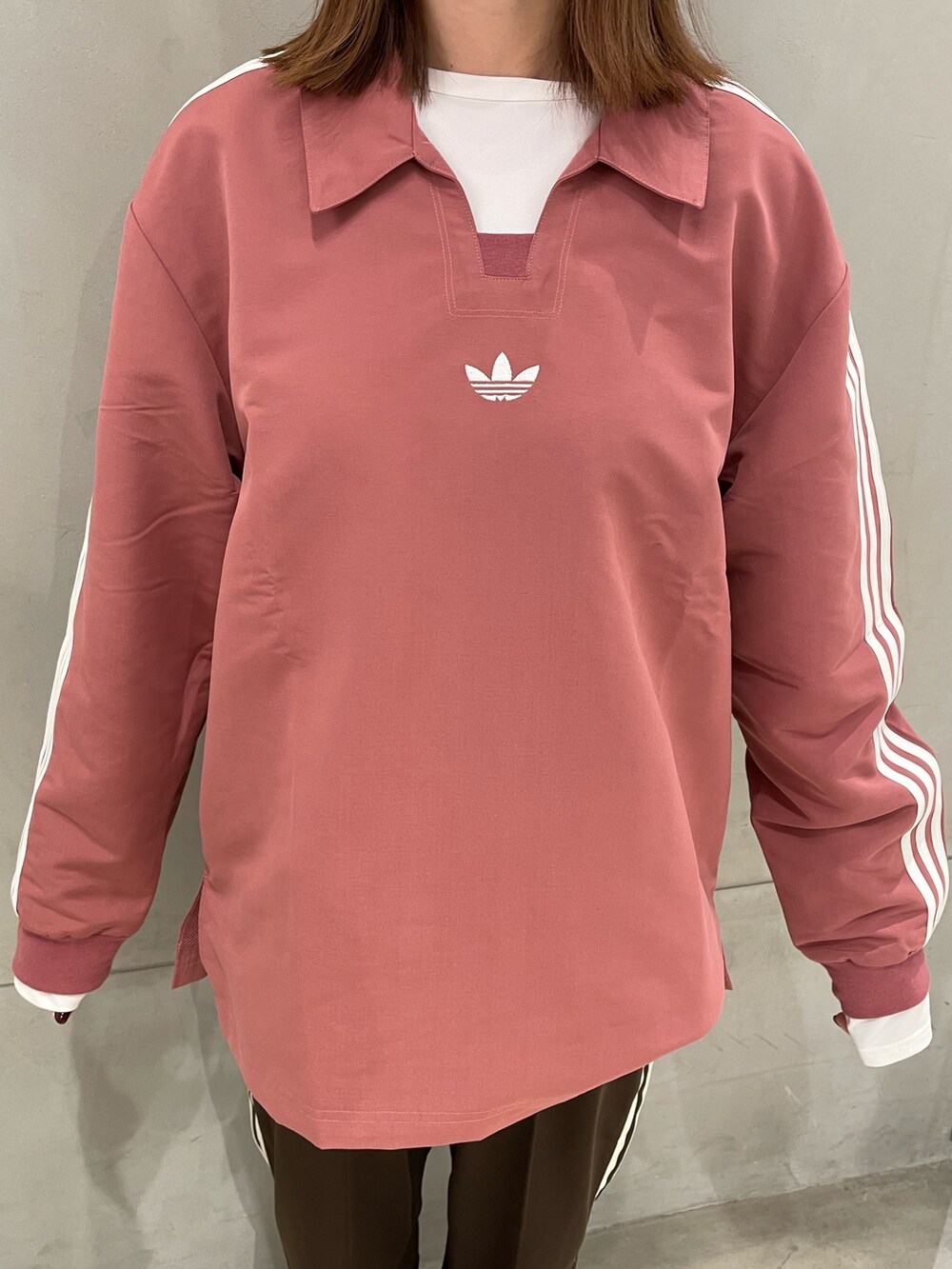 「スニーカー、adidas、ジャージ、アディダス、ポロシャツ、トラックパンツ、adidas originals、アディダスオリジナルス、スリーストライプス、ガゼル」｜「adidasのラグビーポロシャツ（ジェンダーニュートラル）（トップス、ピンク系）」を使った、TNさん（レディース・157cm）の冬コーディネートの3枚目の写真