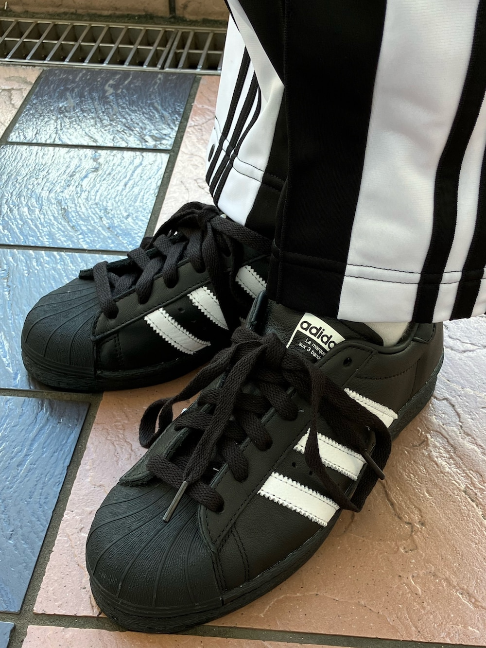「Tシャツ、adidas、ジャージ、アディダス、トラックパンツ、adidas originals、アディダスオリジナルス、半袖Ｔシャツ、ジャージー、アディブレイク」｜「adidasのプレミアムジャージー / アディダスオリジナルス adidas Originals（Tシャツ/カットソー、レッド系）」を使った、TNさん（レディース・157cm）の夏コーディネートの4枚目の写真