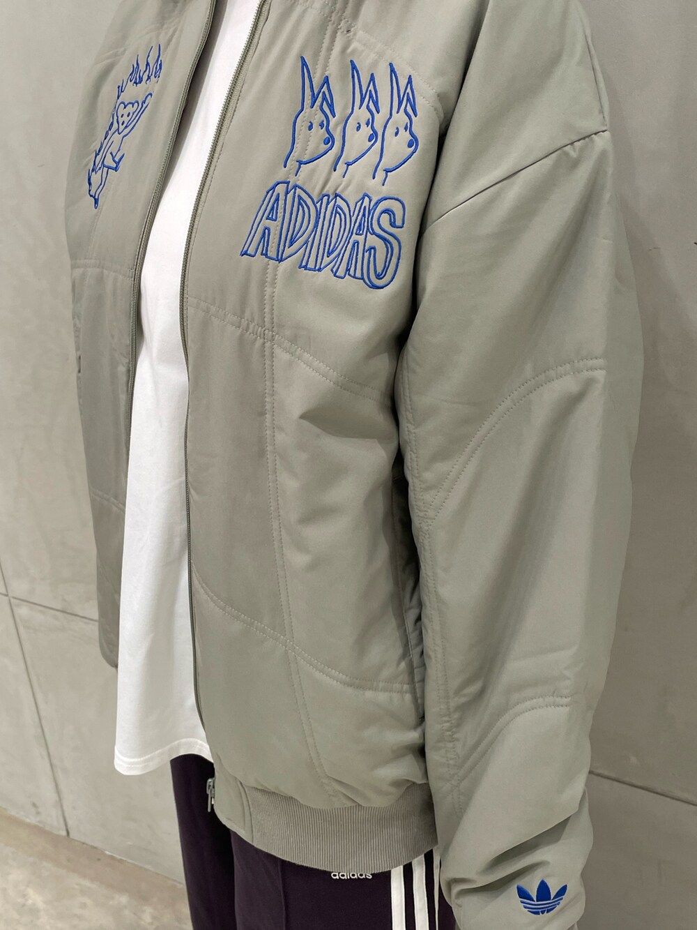 「スウェットパンツ、スニーカー、アウター、adidas、アディダス、adidas originals、アディダスオリジナルス、キルトジャケット、スリーストライプス、ガゼル」｜「adidasのアディカラー カフ ビーニー [Adicolor Cuff Beanie]  / アディダスオリジナルス adidas Originals（ニットキャップ/ビーニー、グリーン系）」を使った、TNさん（レディース・157cm）の冬コーディネートの4枚目の写真