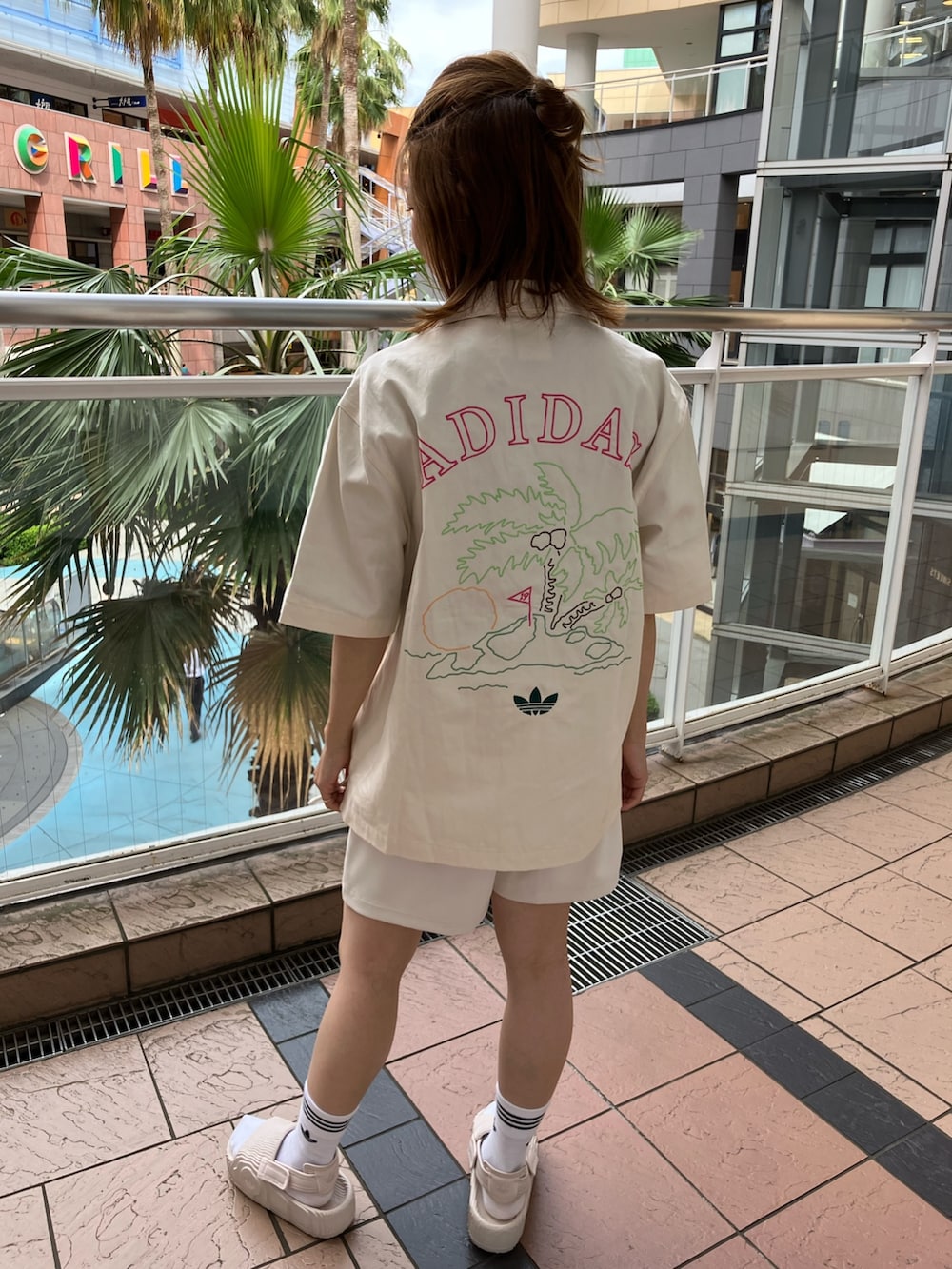 「シャツ、adidas、アディダス、ハーフパンツ、ショーツ、adidas originals、アディダスオリジナルス、厚底サンダル、半袖シャツ、アディレッタ」｜「adidasのアディレッタ 22 XLG サンダル / Adilette 22 XLG Slides / 厚底サンダル / アディダスオリジナルス adidas Originals（サンダル、ベージュ系）」を使った、TNさん（レディース・157cm）の春コーディネートの2枚目の写真
