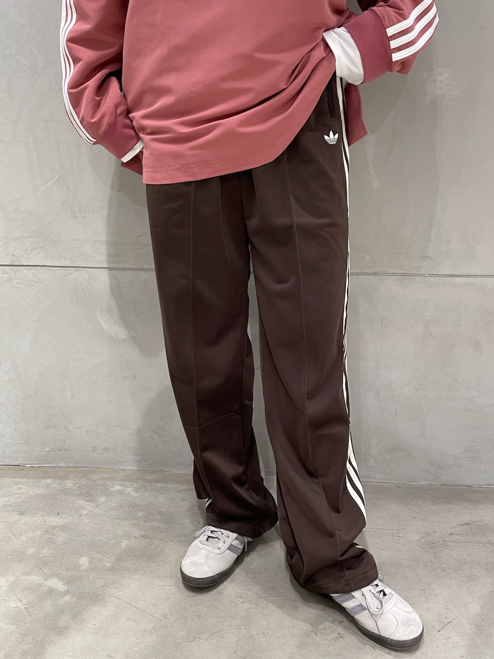 「スニーカー、adidas、ジャージ、アディダス、ポロシャツ、トラックパンツ、adidas originals、アディダスオリジナルス、スリーストライプス、ガゼル」｜「adidasのラグビーポロシャツ（ジェンダーニュートラル）（トップス、ピンク系）」を使った、TNさん（レディース・157cm）の冬コーディネートの2枚目の写真