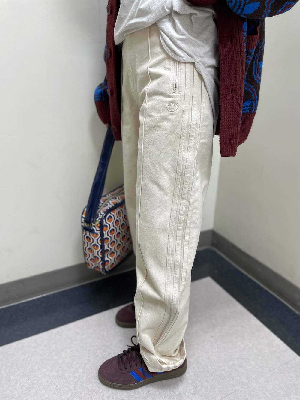 「スニーカー、ニットカーディガン、adidas、アディダス、デニムパンツ、ビーニー、adidas originals、アディダスオリジナルス、70s、ハンドボールスペツィアル」｜「adidasのKNIT CARDIGAN / アディダスオリジナルス adidas Originals（カーディガン/ボレロ、レッド系）」を使った、TNさん（レディース・157cm）の秋コーディネートの4枚目の写真