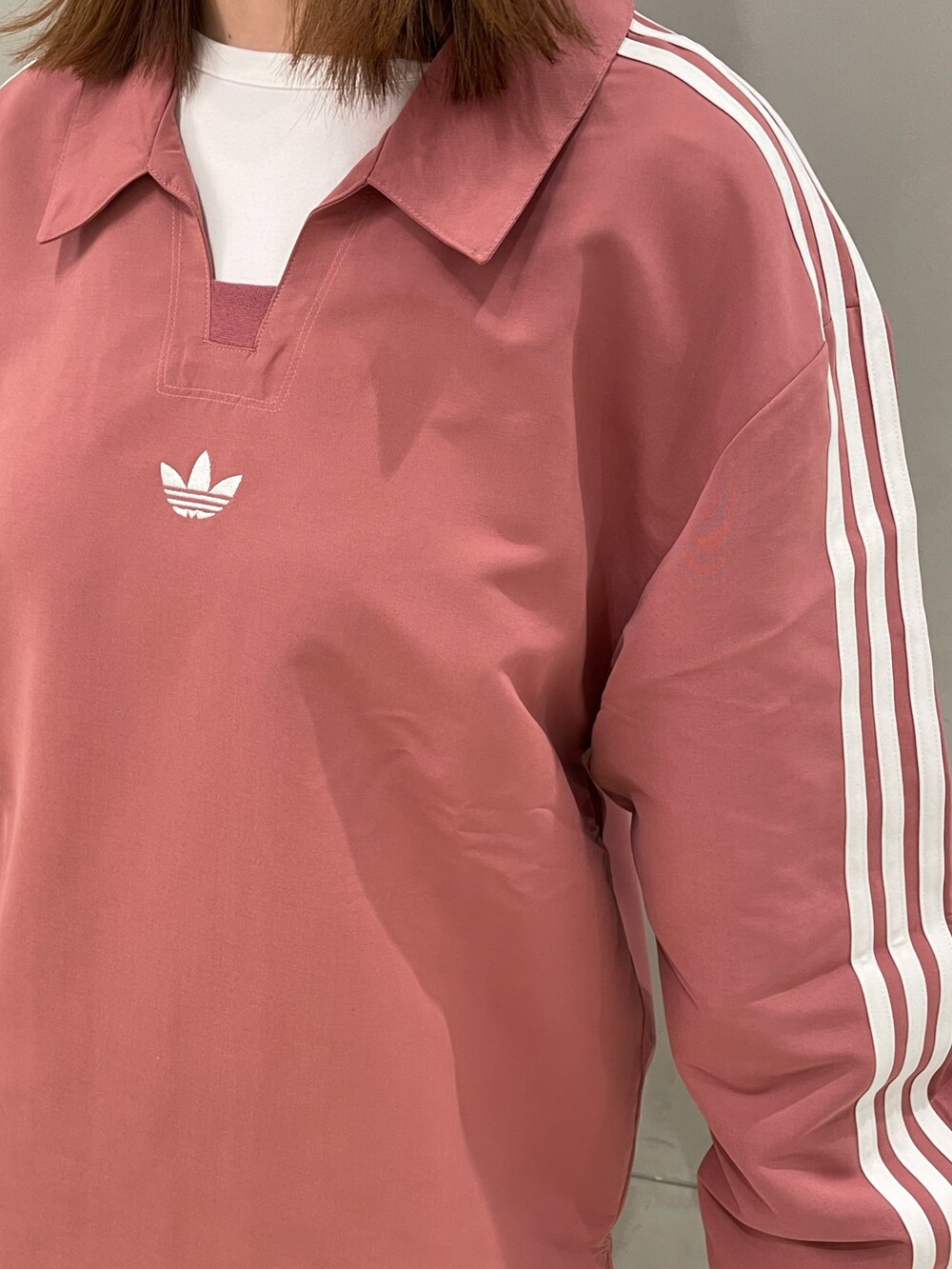 「スニーカー、adidas、ジャージ、アディダス、ポロシャツ、トラックパンツ、adidas originals、アディダスオリジナルス、スリーストライプス、ガゼル」｜「adidasのラグビーポロシャツ（ジェンダーニュートラル）（トップス、ピンク系）」を使った、TNさん（レディース・157cm）の冬コーディネートの4枚目の写真
