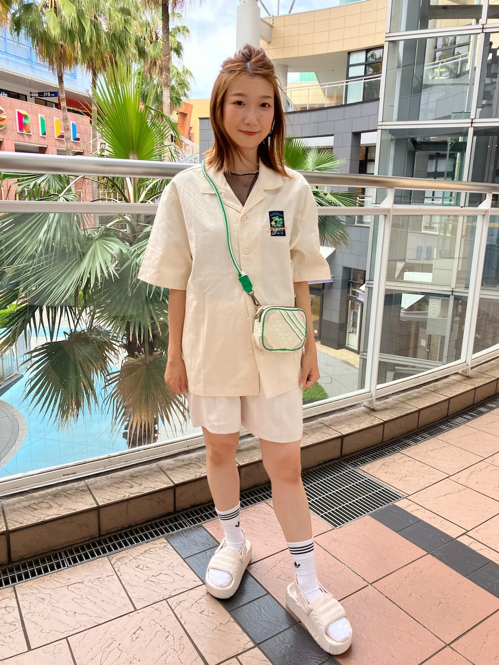 「シャツ、adidas、アディダス、ハーフパンツ、ショーツ、adidas originals、アディダスオリジナルス、厚底サンダル、半袖シャツ、アディレッタ」｜「adidasのアディレッタ 22 XLG サンダル / Adilette 22 XLG Slides / 厚底サンダル / アディダスオリジナルス adidas Originals（サンダル、ベージュ系）」を使った、TNさん（レディース・157cm）の春コーディネートの3枚目の写真