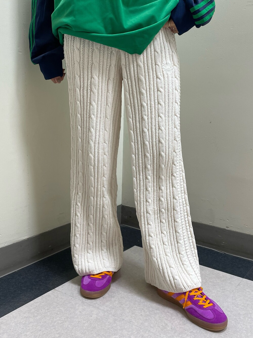 「adidas、アディダス、ベロア、ポロシャツ、ビーニー、ニットパンツ、adidas originals、アディダスオリジナルス、70s、ガゼル」｜「adidasのガゼル インドア / Gazelle Indoor（シューズ、パープル系）」を使った、TNさん（レディース・157cm）の秋コーディネートの2枚目の写真
