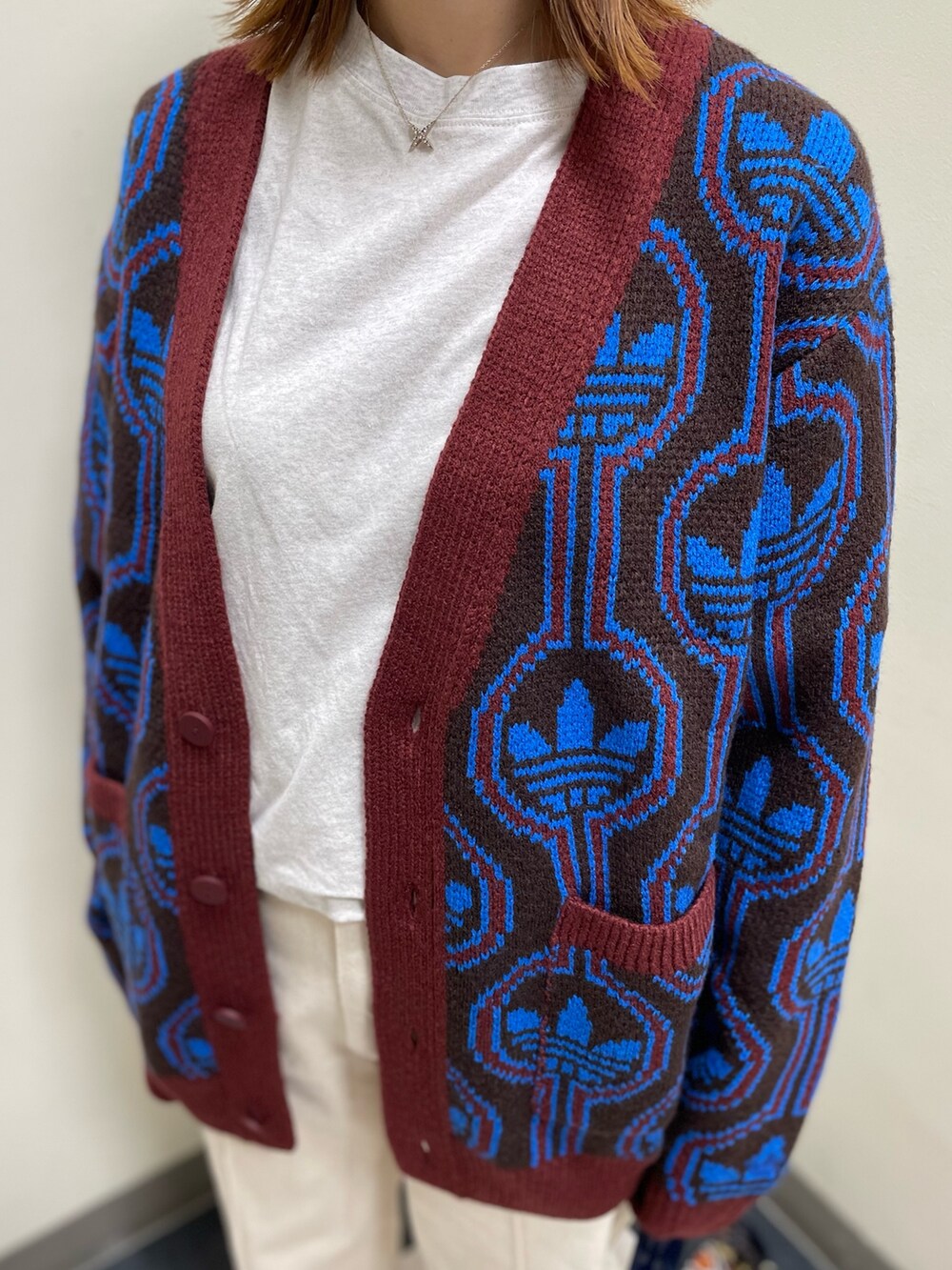 「スニーカー、ニットカーディガン、adidas、アディダス、デニムパンツ、ビーニー、adidas originals、アディダスオリジナルス、70s、ハンドボールスペツィアル」｜「adidasのKNIT CARDIGAN / アディダスオリジナルス adidas Originals（カーディガン/ボレロ、レッド系）」を使った、TNさん（レディース・157cm）の秋コーディネートの3枚目の写真