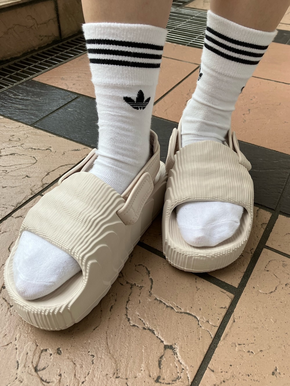 「シャツ、adidas、アディダス、ハーフパンツ、ショーツ、adidas originals、アディダスオリジナルス、厚底サンダル、半袖シャツ、アディレッタ」｜「adidasのアディレッタ 22 XLG サンダル / Adilette 22 XLG Slides / 厚底サンダル / アディダスオリジナルス adidas Originals（サンダル、ベージュ系）」を使った、TNさん（レディース・157cm）の春コーディネートの4枚目の写真