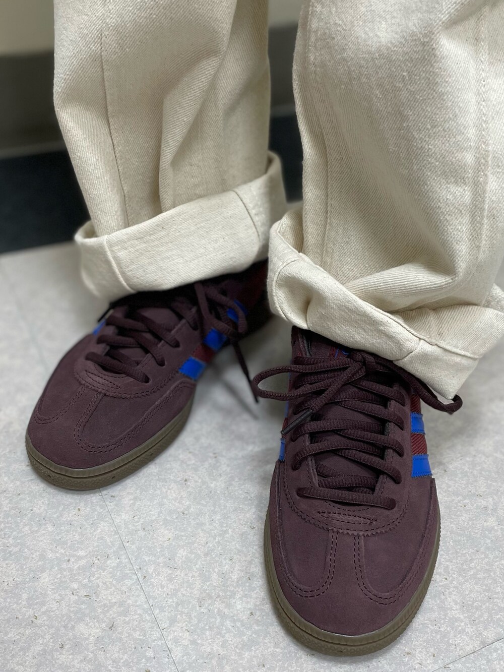 「スニーカー、ニットカーディガン、adidas、アディダス、デニムパンツ、ビーニー、adidas originals、アディダスオリジナルス、70s、ハンドボールスペツィアル」｜「adidasのKNIT CARDIGAN / アディダスオリジナルス adidas Originals（カーディガン/ボレロ、レッド系）」を使った、TNさん（レディース・157cm）の秋コーディネートの5枚目の写真