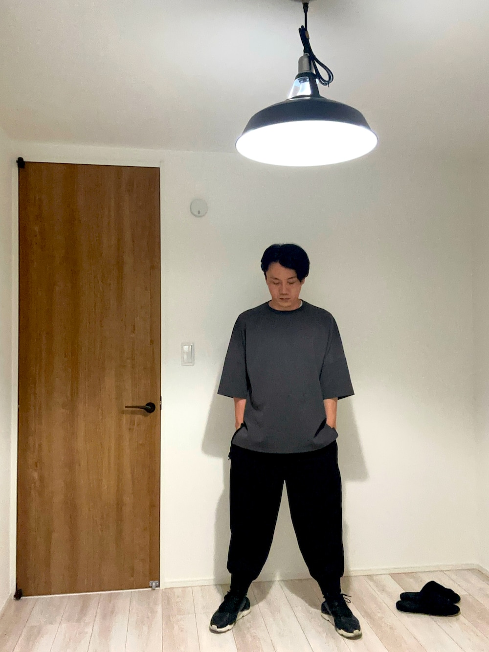 ブラック系のスニーカー、ブラック系のその他パンツ、グレー系のTシャツ/カットソーを着用したメンズの春コーディネートの4枚目の写真