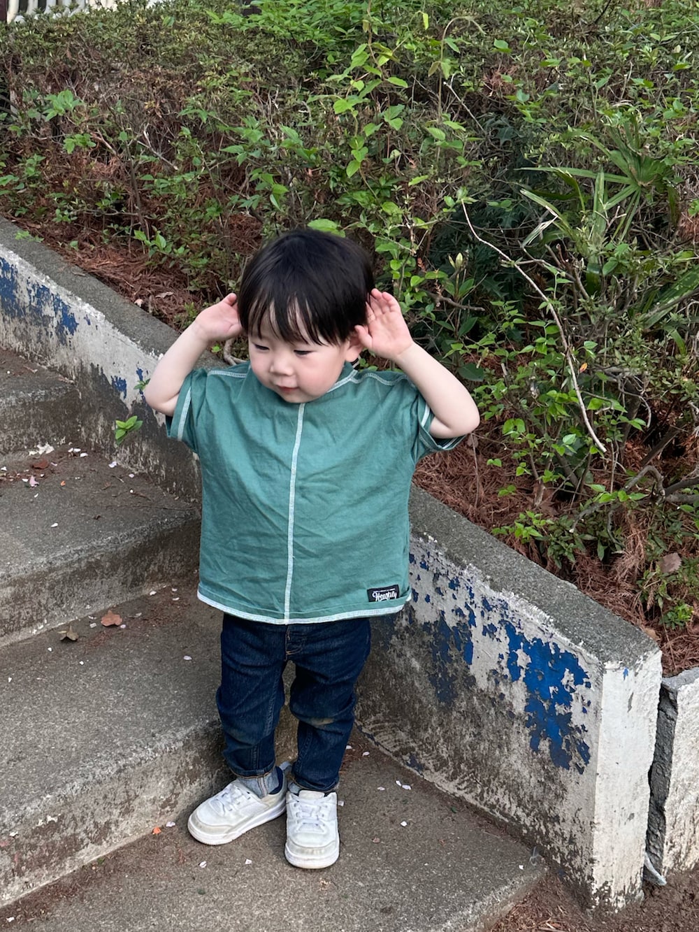 ブルー系のデニムパンツ、ホワイト系のTシャツ/カットソー、ブルー系のデニムパンツを着用したメンズの春コーディネートの4枚目の写真