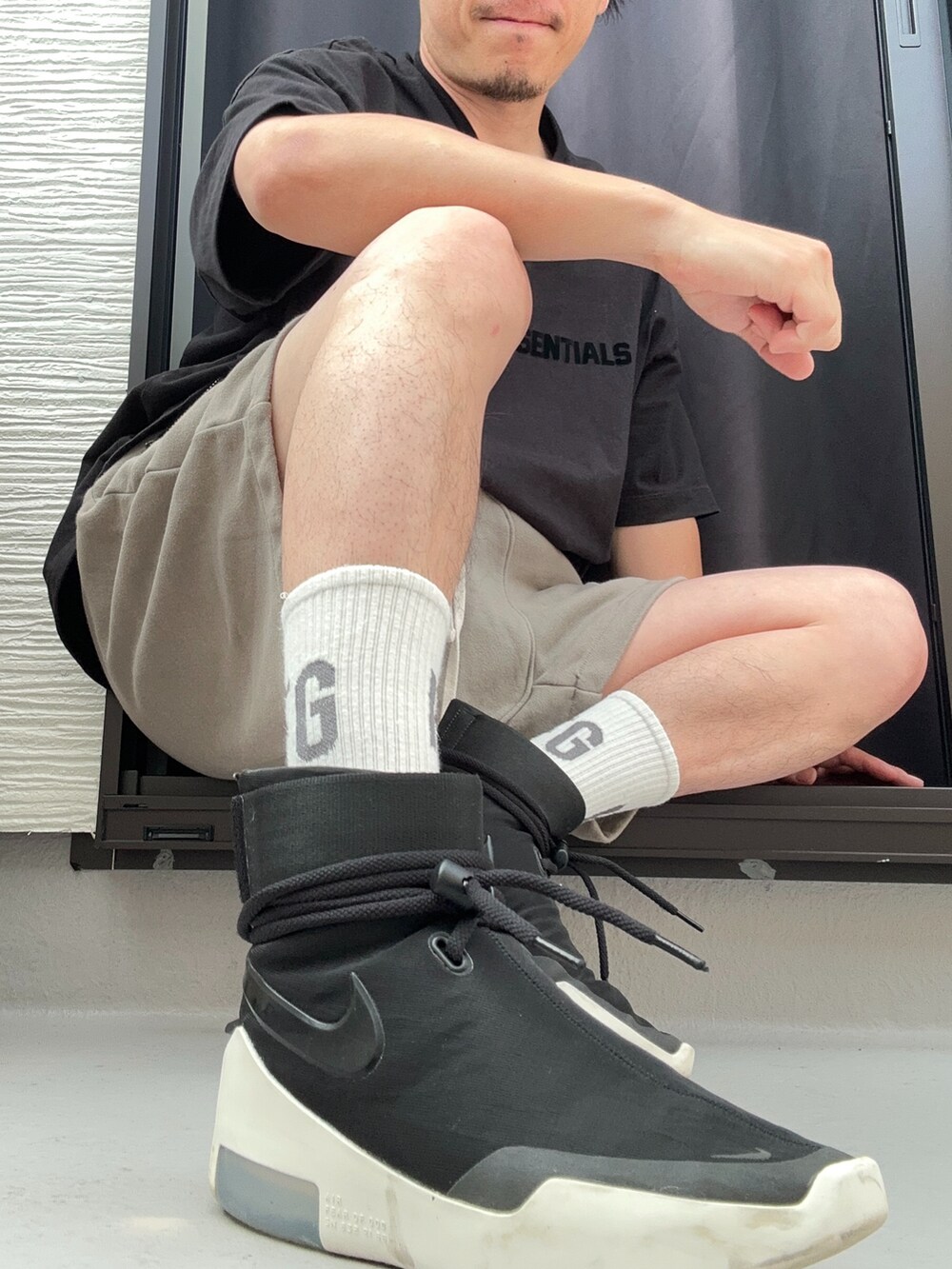 ブラック系のTシャツ/カットソー、グレー系のスウェットパンツ、ブラック系のスニーカーを着用したメンズの夏コーディネートの3枚目の写真