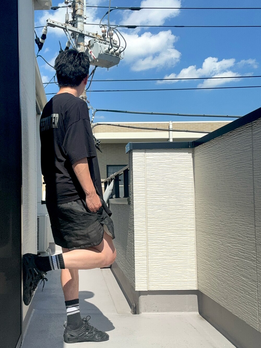 ブラック系のTシャツ/カットソー、ブラック系のパンツ、ブラック系のシューズを着用したメンズの夏コーディネートの4枚目の写真