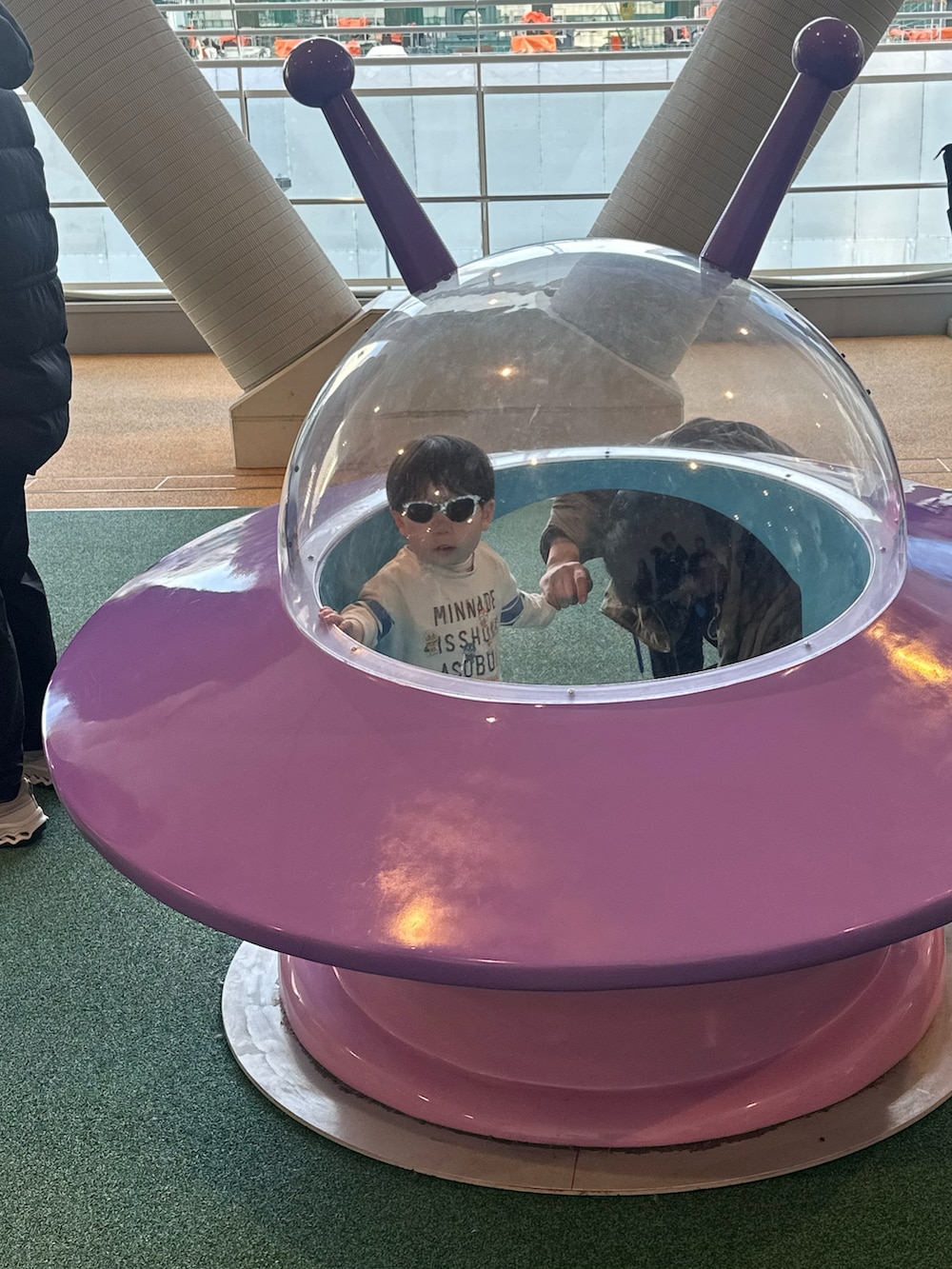 ブルー系のスウェット、ベージュ系のTシャツ/カットソー、グリーン系のミリタリージャケットを着用したメンズの冬コーディネートの2枚目の写真