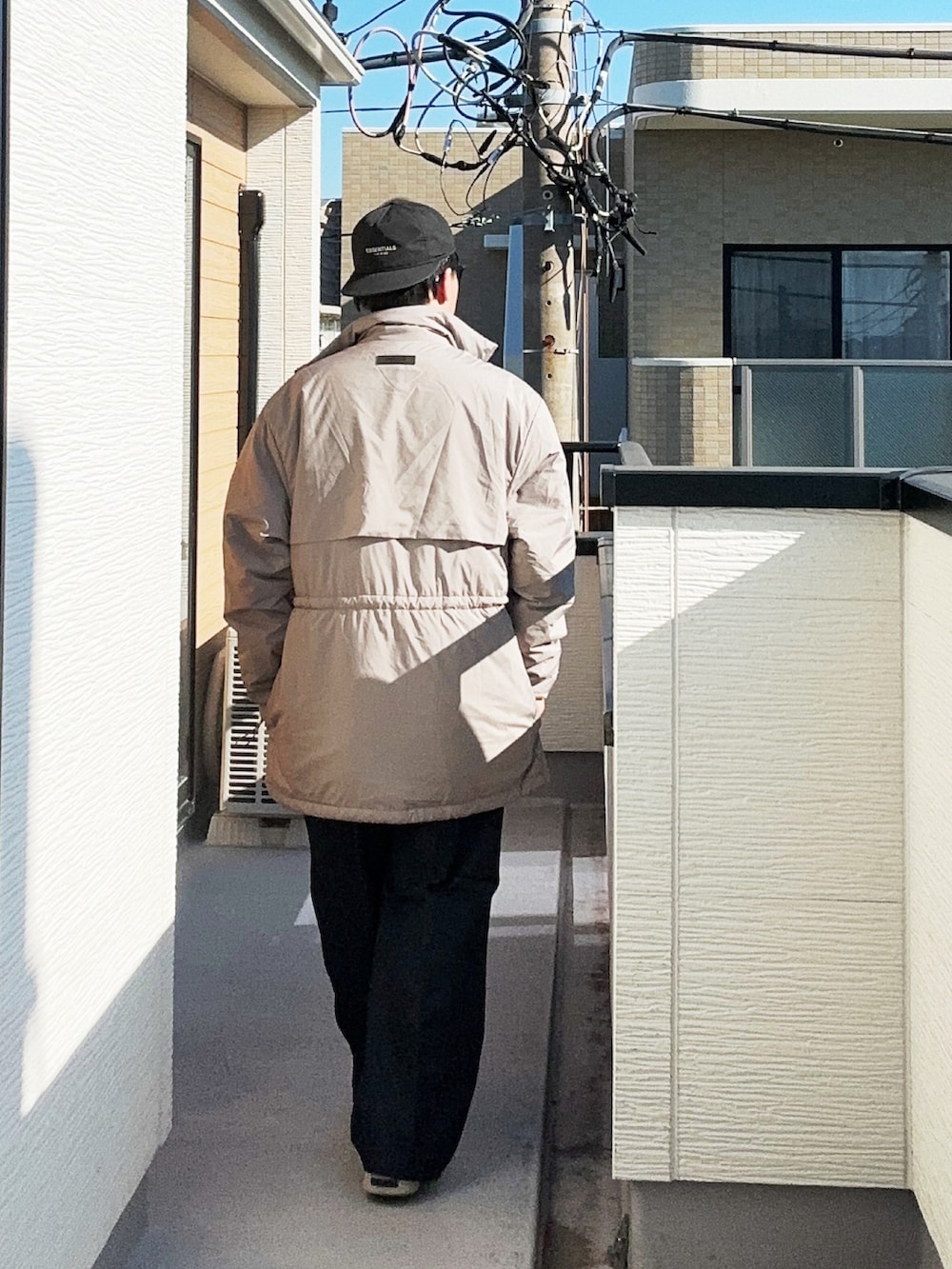 「キャップ、淡色コーデ、ベージュ、冬コーデ、冬アウター、スラックス、ストリート、大人コーデ、スニーカー、お出かけコーデ、サングラス、ootd」｜「FOG ESSENTIALSの＜FEAR OF GOD ESSENTIALS＞ ロングスリーブ Tシャツ コア（Tシャツ/カットソー、ベージュ系）」を使った、（asatomoz）さん（メンズ・170cm）の冬コーディネートの3枚目の写真