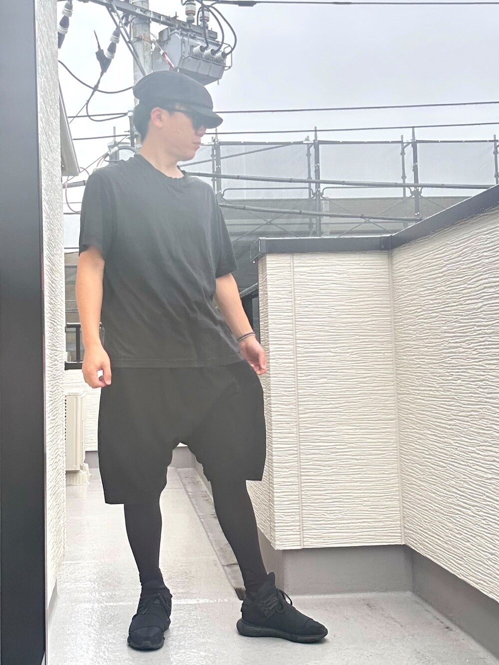 ブラック系のTシャツ/カットソー、ブラック系のその他パンツ、ブラック系のスニーカーを着用したメンズの夏コーディネートの4枚目の写真