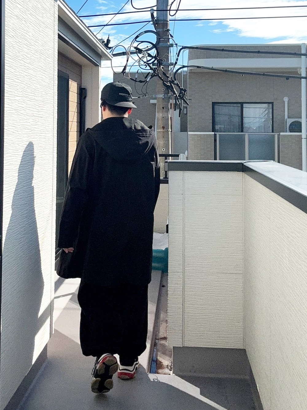 ブラック系のその他アウター、ブラック系のTシャツ/カットソー、ブラック系のスウェットパンツを着用したメンズの秋コーディネートの3枚目の写真