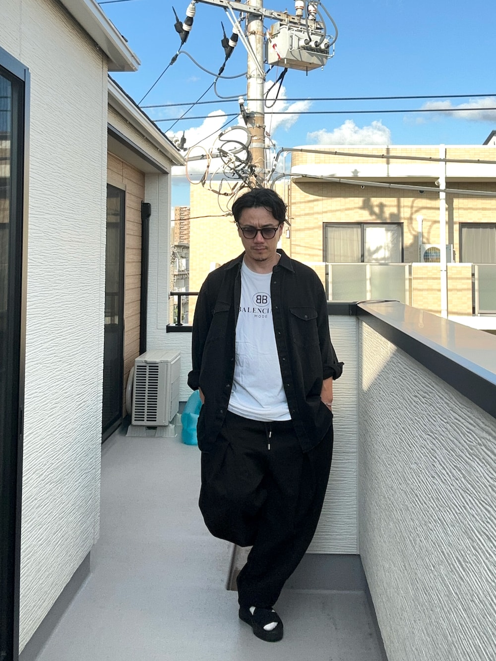 「シャツスタイル、モノトーン、サンダル、大人コーデ、大人カジュアル、ビッグシルエット、ワイドパンツ、40代ファッション、秋服準備はじめました、サングラス」｜「BALENCIAGAのアイテム（Tシャツ/カットソー、ホワイト系）」を使った、（asatomoz）さん（メンズ・170cm）の夏コーディネートの2枚目の写真
