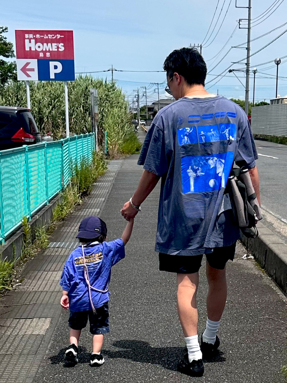 ブラック系のスニーカー、ブルー系のTシャツ/カットソー、ブルー系のパンツを着用したメンズの夏コーディネートの4枚目の写真