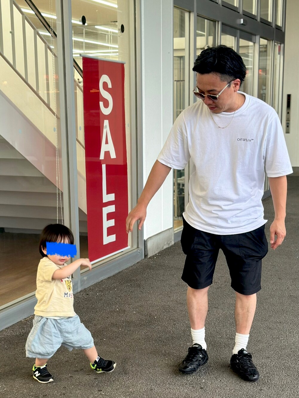 ブラック系のその他パンツ、ブラック系のスニーカー、ホワイト系のTシャツ/カットソーを着用したメンズの夏コーディネートの3枚目の写真