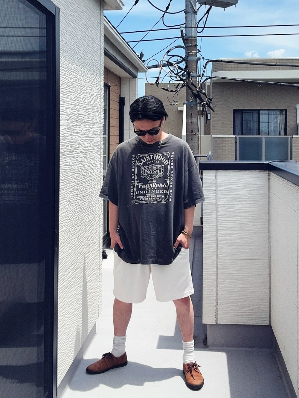 ブラック系のTシャツ/カットソー、ホワイト系のパンツ、ブラウン系のドレスシューズを着用したメンズの夏コーディネートの2枚目の写真