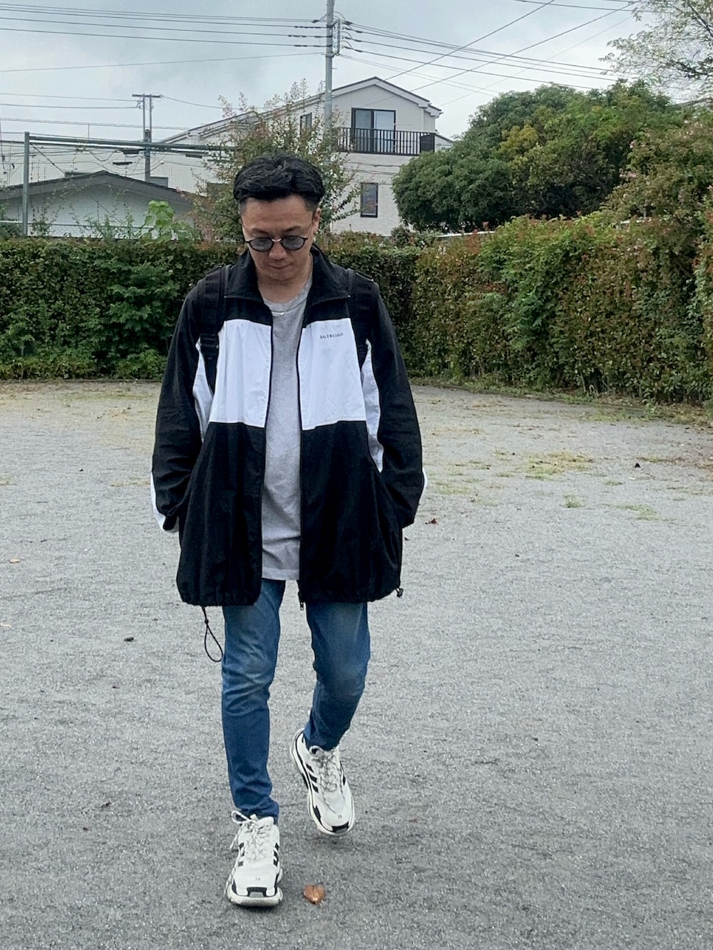 ブルー系のデニムパンツ、グレー系のTシャツ/カットソー、ブラック系のバックパック/リュックを着用したメンズの秋コーディネートの2枚目の写真