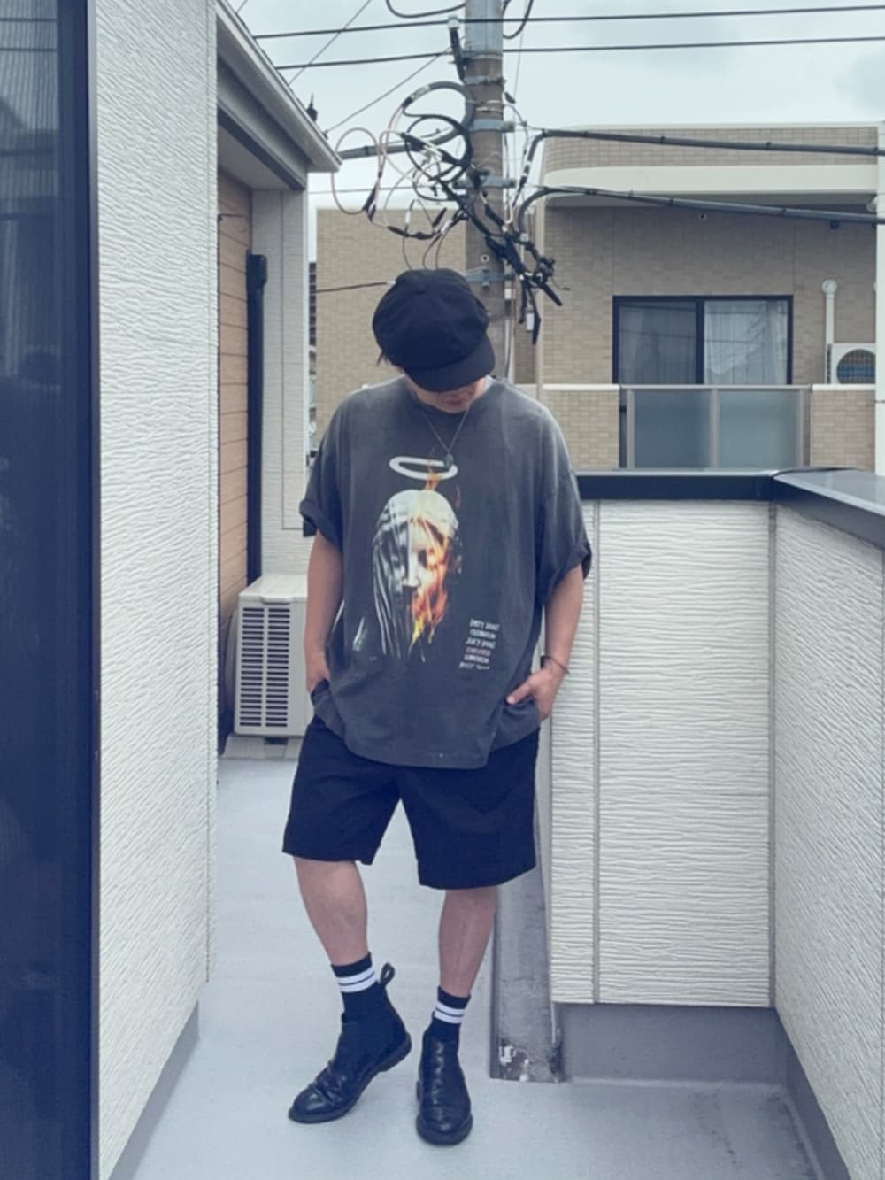 ブラック系のTシャツ/カットソー、ブラック系のパンツ、ブラック系のブーツを着用したメンズの夏コーディネートの2枚目の写真