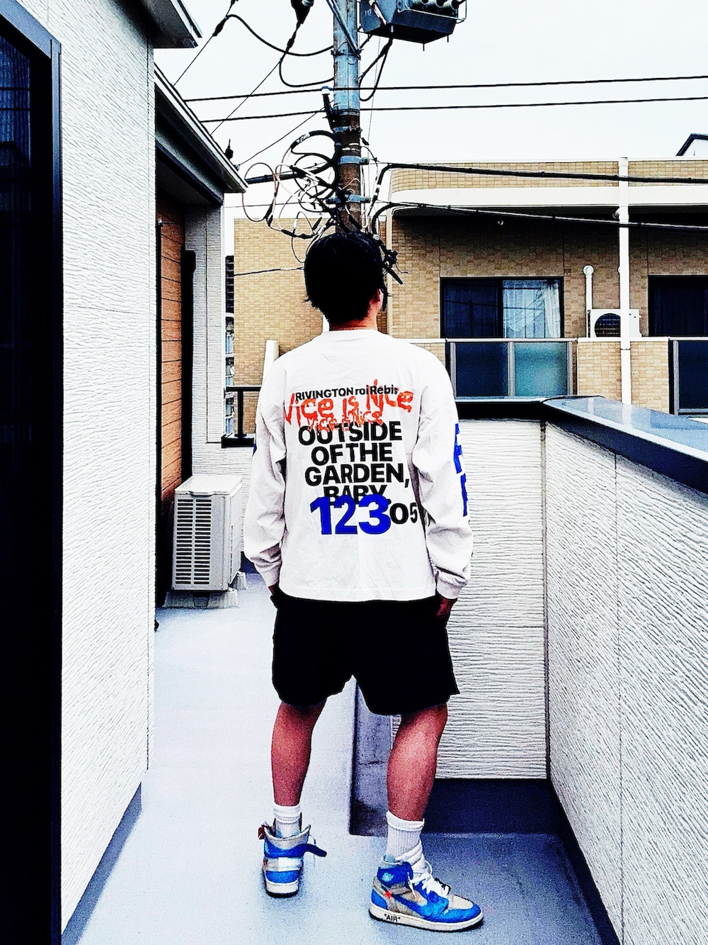 ホワイト系のTシャツ/カットソー、ブルー系のパンツ、ブルー系のスニーカーを着用したメンズの夏コーディネートの4枚目の写真
