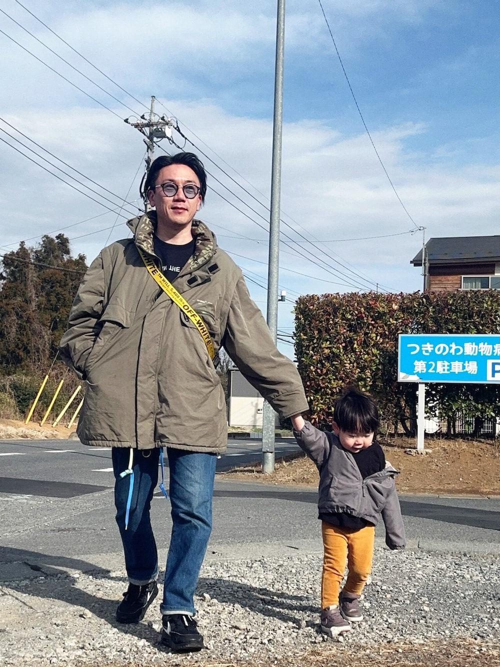 ブラック系のTシャツ/カットソー、ブルー系のデニムパンツ、ブラック系のショルダーバッグを着用したメンズの春コーディネートの4枚目の写真