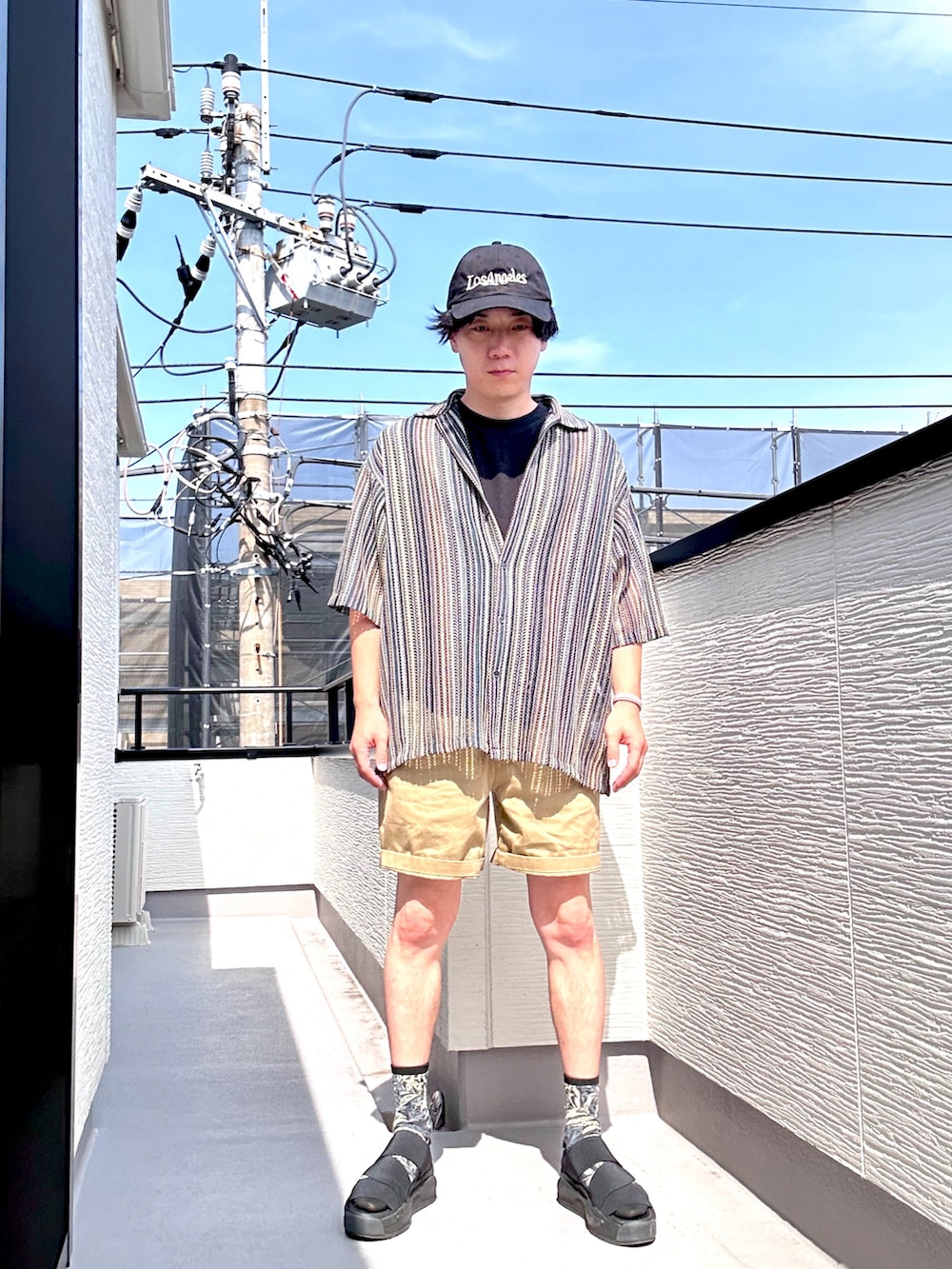 ブラウン系のシャツ/ブラウス、ベージュ系のパンツ、ブラック系のTシャツ/カットソーを着用したメンズの夏コーディネートの2枚目の写真