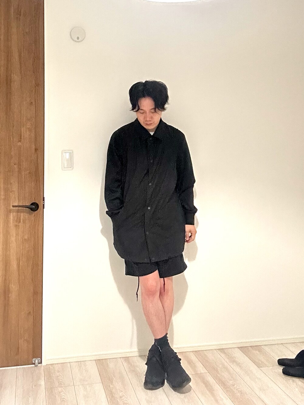 ブラック系のTシャツ/カットソー、ブラック系のその他パンツ、ブラック系のスニーカーを着用したメンズの夏コーディネートの2枚目の写真