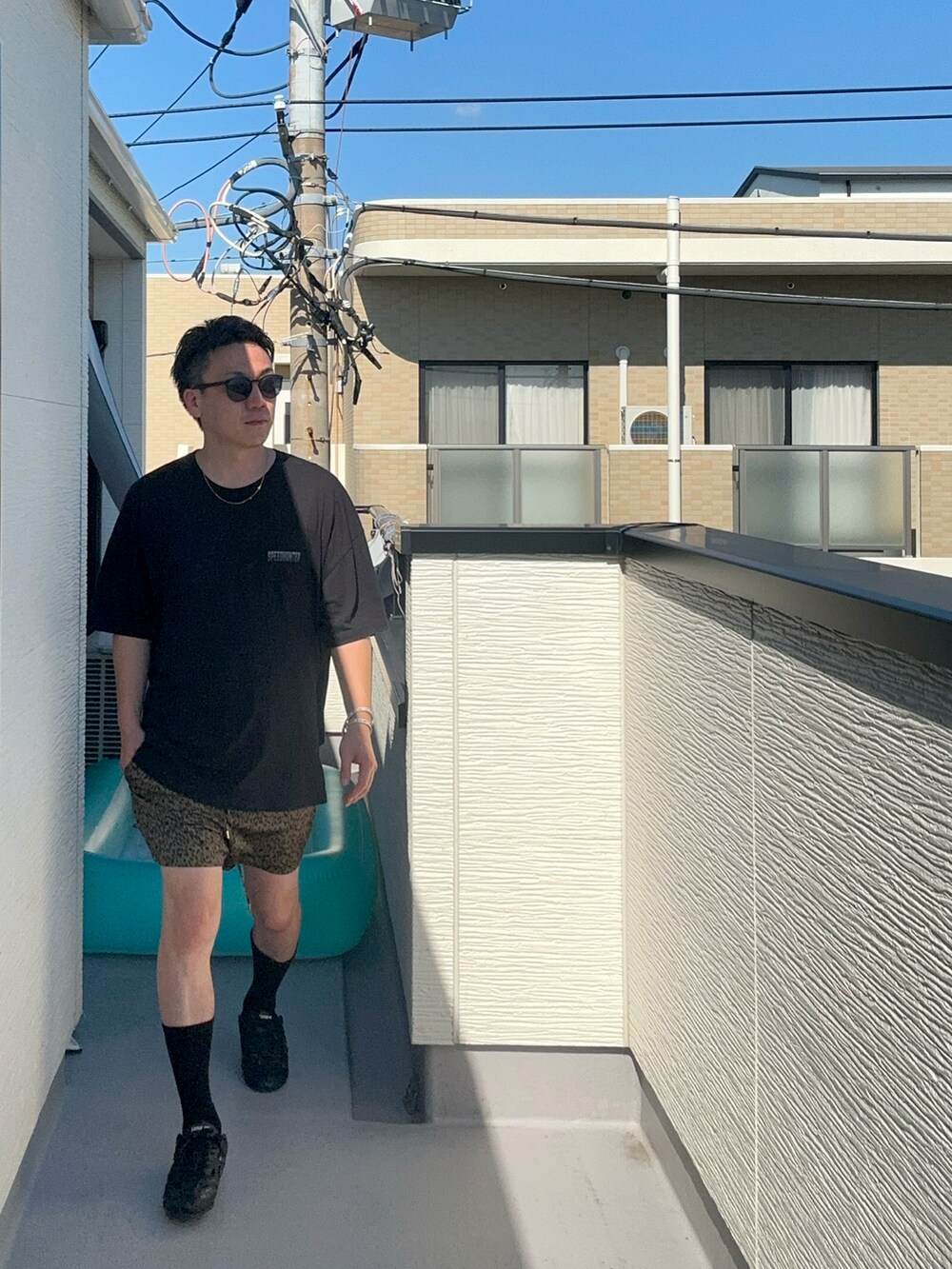 ブラック系のTシャツ/カットソー、その他のパンツ、ブラック系のシューズを着用したメンズの夏コーディネートの2枚目の写真