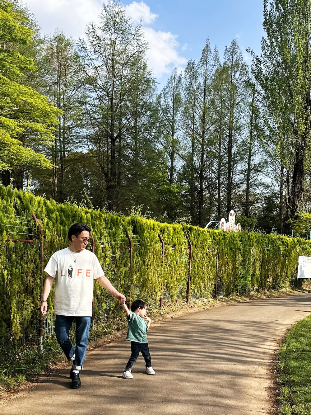 ブルー系のデニムパンツ、ホワイト系のTシャツ/カットソー、ブルー系のデニムパンツを着用したメンズの春コーディネートの2枚目の写真