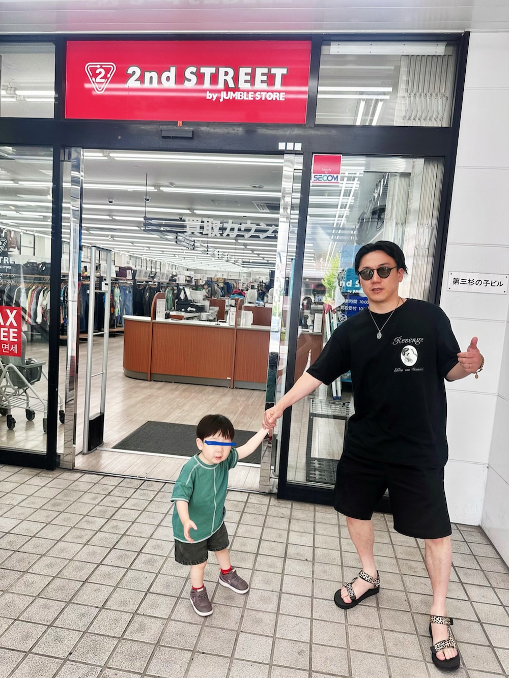 ブラック系のTシャツ/カットソー、ブラック系のパンツ、その他のサンダルを着用したメンズの夏コーディネートの3枚目の写真