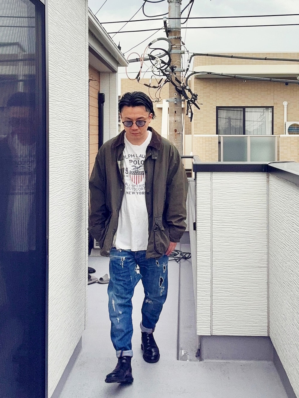 ブルー系のデニムパンツ、ホワイト系のTシャツ/カットソー、グリーン系のジャケット/アウターを着用したメンズの春コーディネートの5枚目の写真